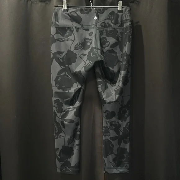 LuluLemon black on black flower crops - Picture 2 of 5